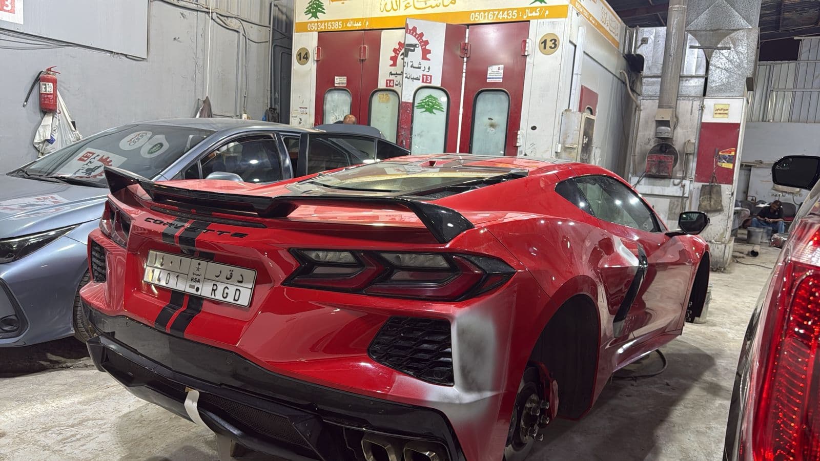 Corvette أحمر داخل الورشة