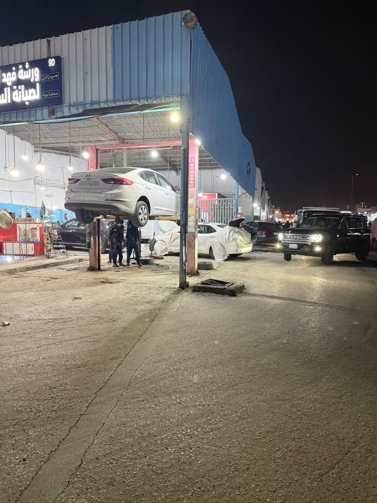 ساحة العمل الرئيسية - رافعات وفنيين