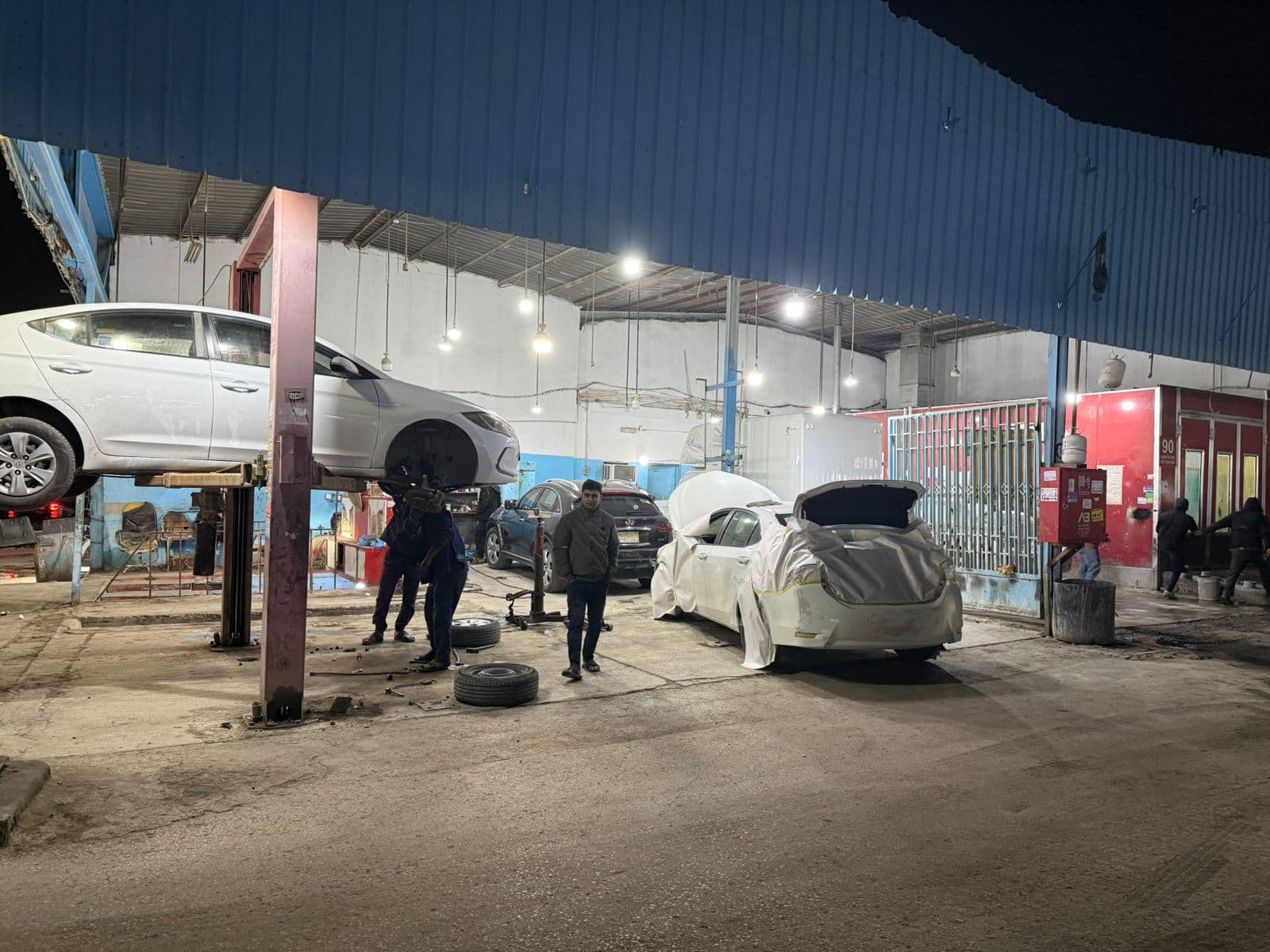 واجهة الفرع بالليل مع اللافتة الرسمية