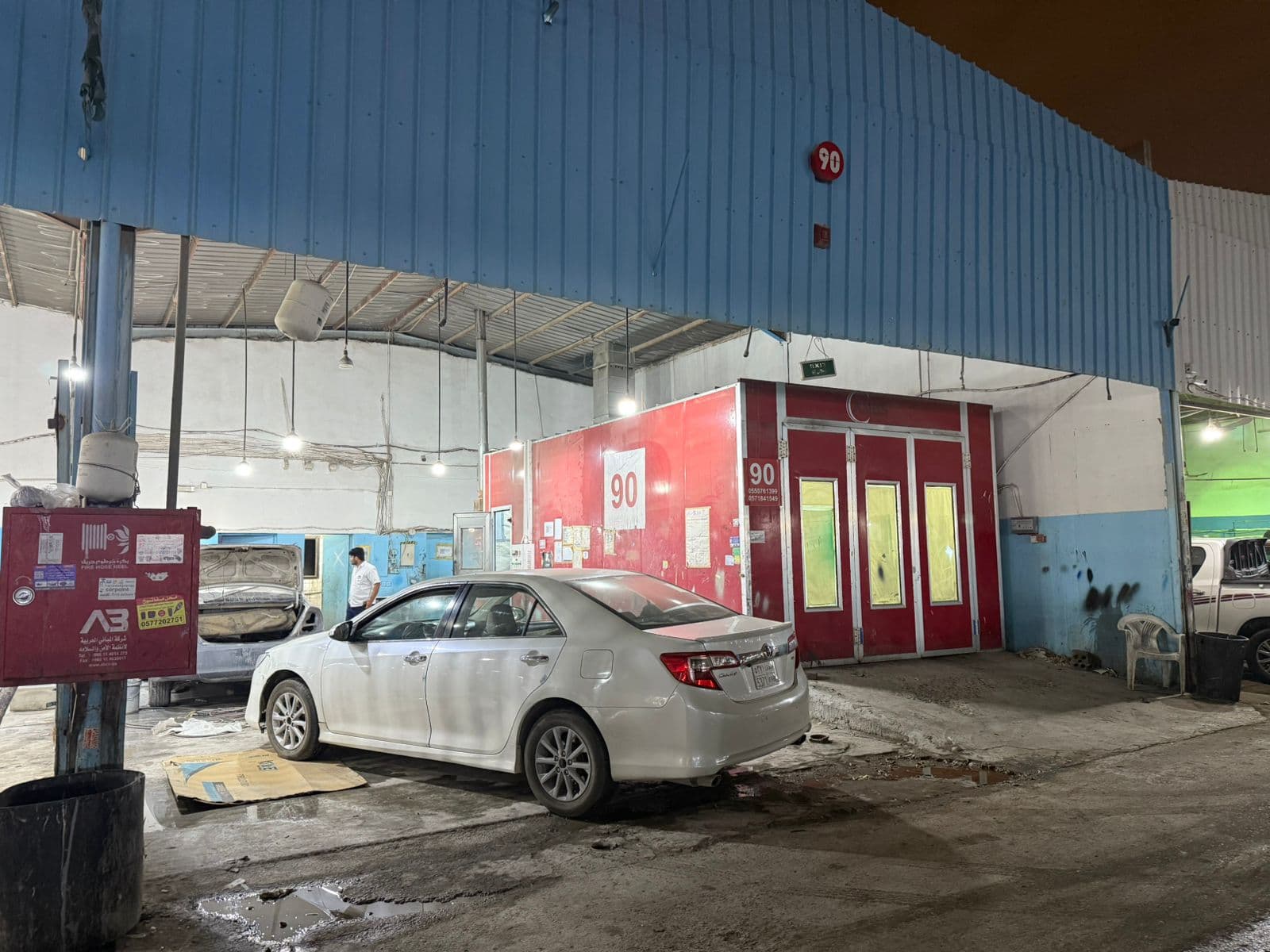 فريق العمل وسيارة مرسيدس S-Class تحت الصيانة