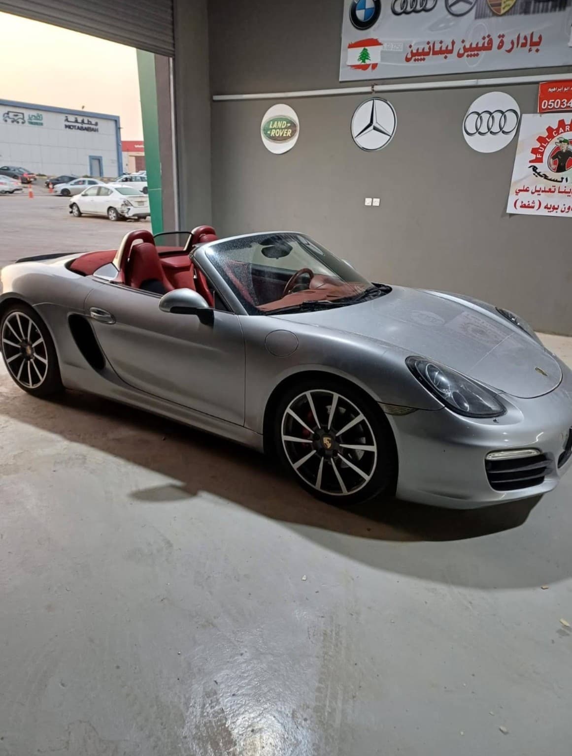 Porsche Boxster فضي في فرع الرمال