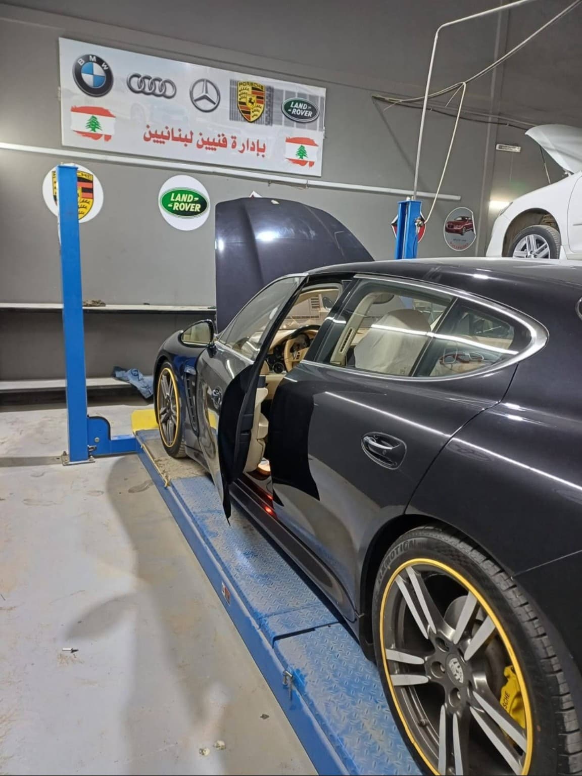 Porsche Panamera تحت الصيانة على الرافعة